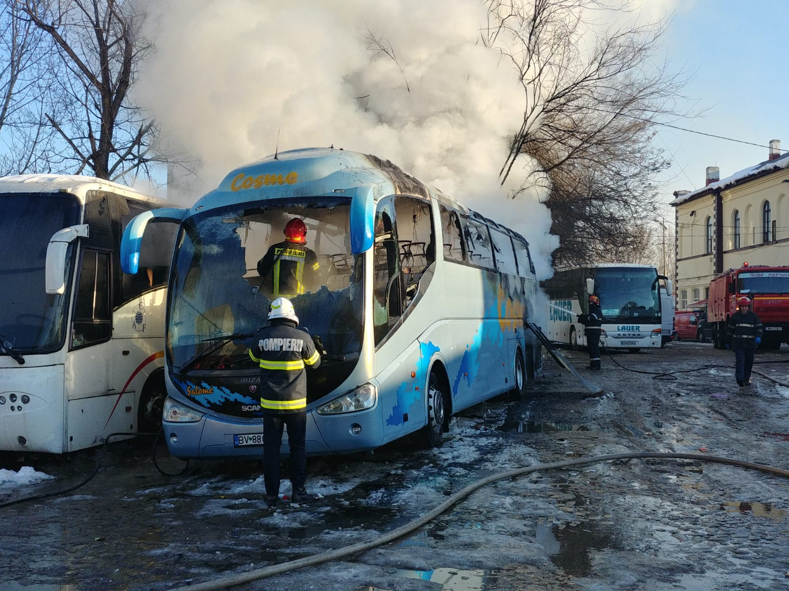 Un autocar a luat foc &icirc;n Autogara Filaret. nu sunt persoane rănite