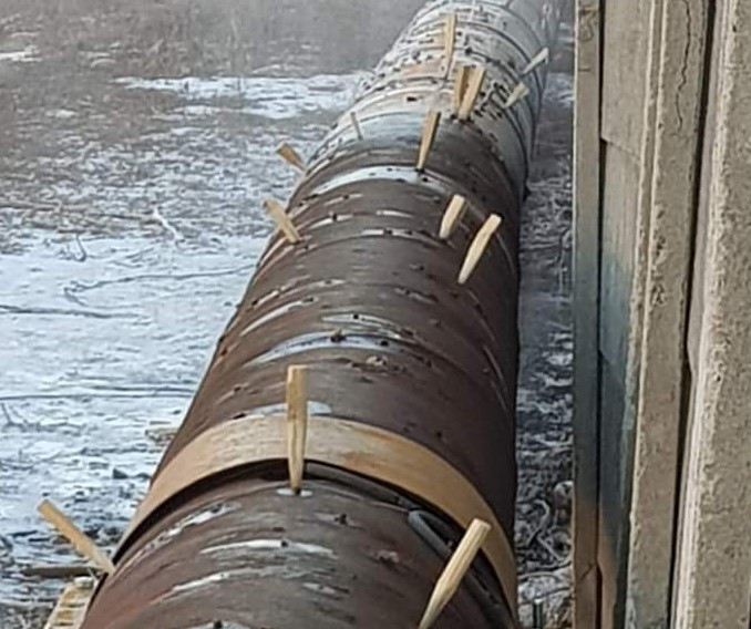 Imagini virale din Hațeg. Cum a fost „reparată” o conductă de apă ce era plină de fisuri