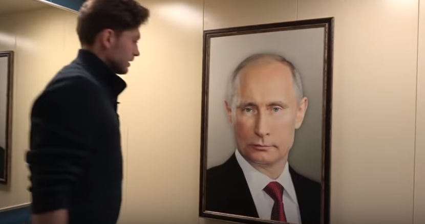 „Putin mereu privește”. Reacția oamenilor când văd un tablou cu președintele rus în lift