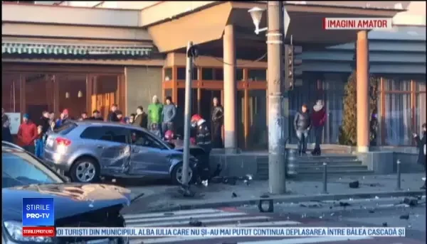 Pietoni spulberați pe trotuar de o mașină la Baia Mare. Șoferul a trecut pe roșu