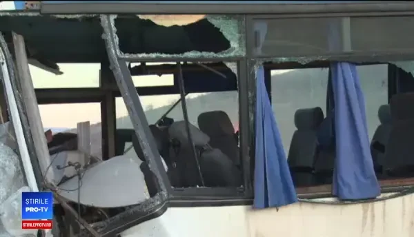 Autobuz plin cu navetiști, spulberat de un camion în Bistrița-Năsăud. Bilanțul: 1 mort și 5 răniți