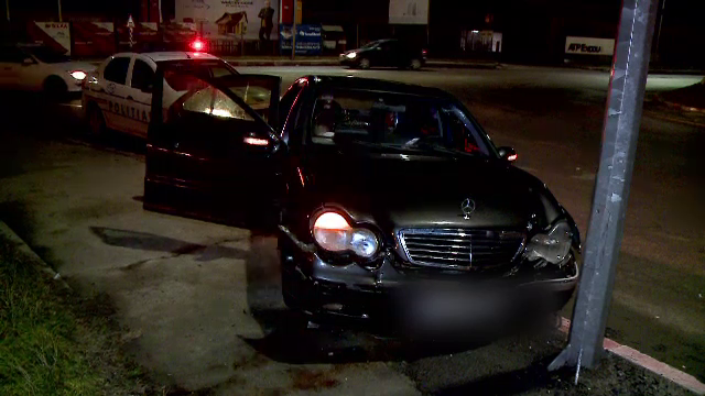 Doi tineri fără permis au fugit cu mașina de polițiști până s-au izbit într-un stâlp, la Constanța