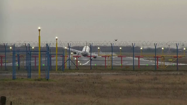 Sute de curse aeriene, anulate și sute de mii de locuințe, fără curent electric, din cauza furtunilor, în vestul Europei