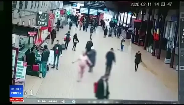 Incident în Gara de Nord. Un bărbat umbla dezbrăcat ”în semn de protest față de politicieni”