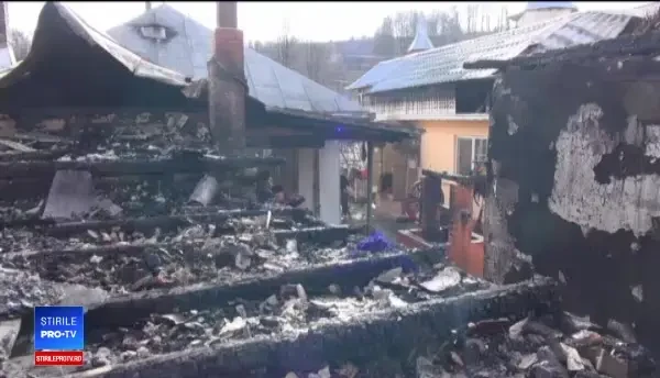 Incendiu devastator în județul Bacău. Doi soți au rămas pe drumuri