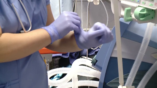 Copilul ajuns în comă după o anestezie într-un cabinet stomatologic din Pitești respiră doar susţinut de aparate