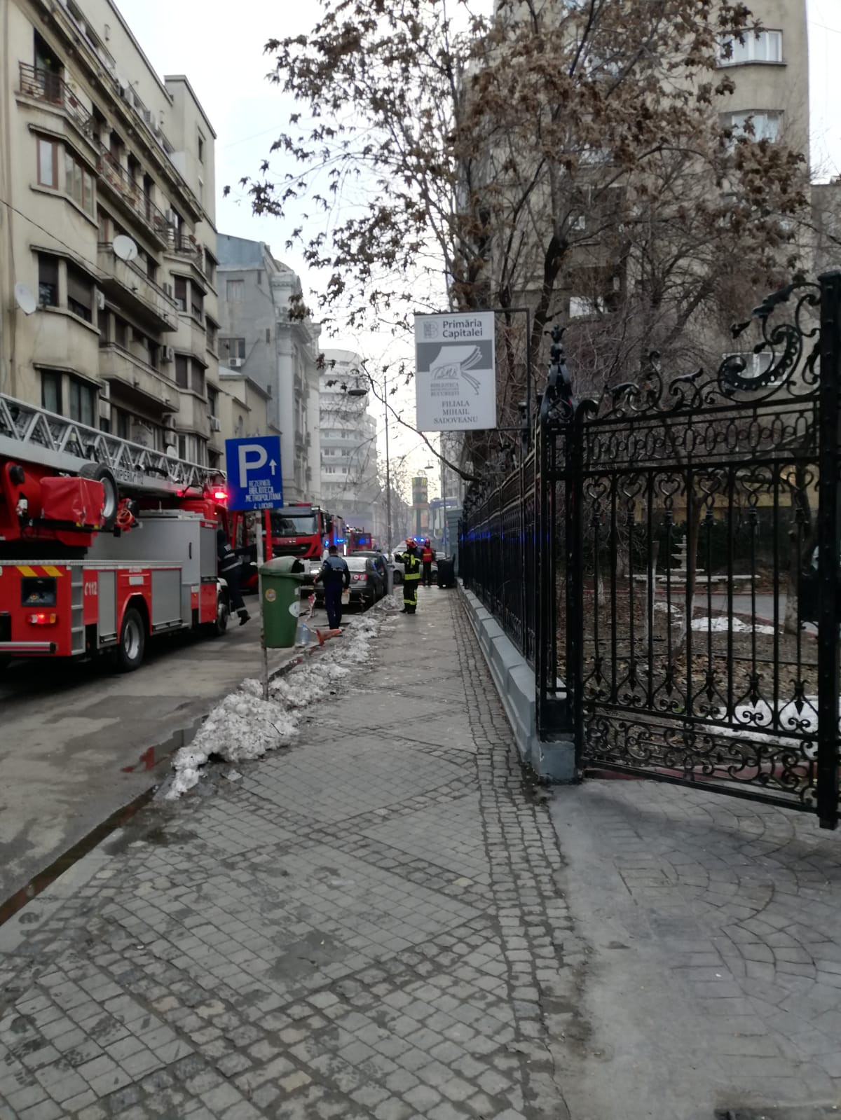 Incendiu la un bloc din Capitală. O persoană de 85 de ani a decedat