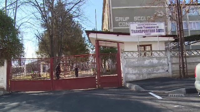 Elev din Târgovişte, umilit de colegi în clasă. Imaginile au ajuns pe internet. VIDEO