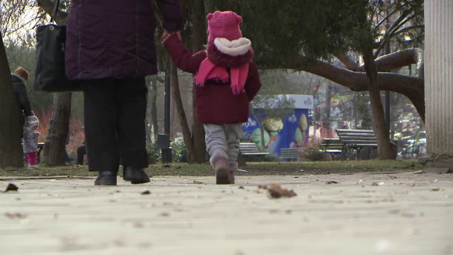 Câți bani ar putea primi bunicii care au grijă de nepoți. Reacțiile oamenilor