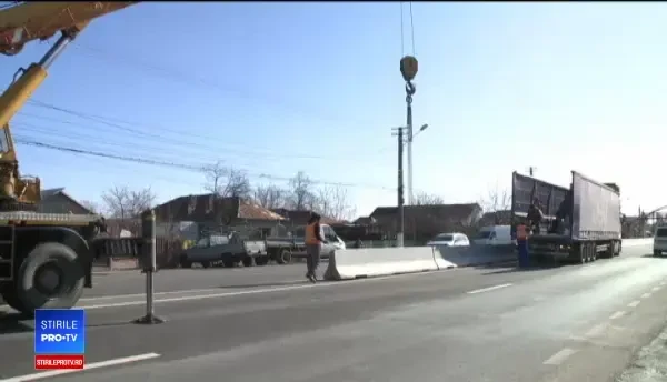 Localnicii, revoltați de separatoarele de sens montate pe DN1. „Ce facem cu mortul?”