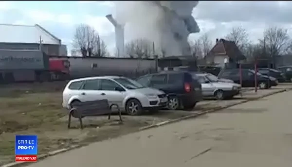 Incendiu de proporţii lângă Ploieşti. Sute de baterii de maşină au explodat