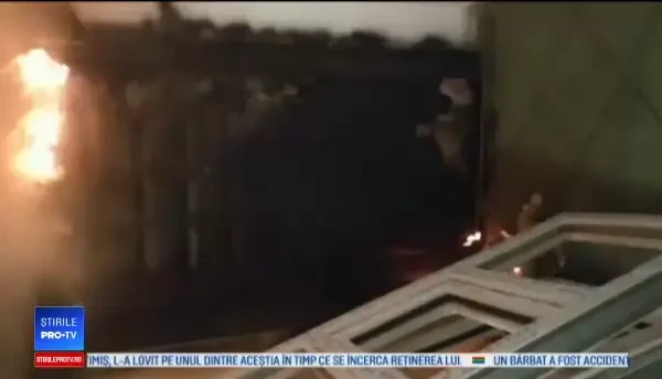 Incendiu puternic într-un apartament din Capitală. Proprietarul avea casa plină de gunoaie