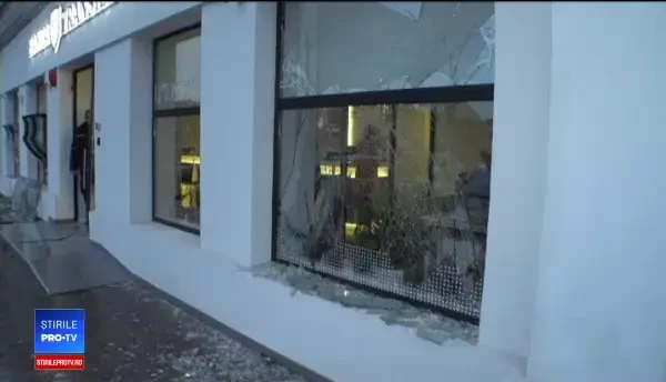 Bancomate aruncate în aer în Timiş şi Arad. Hoţii au fugit cu banii