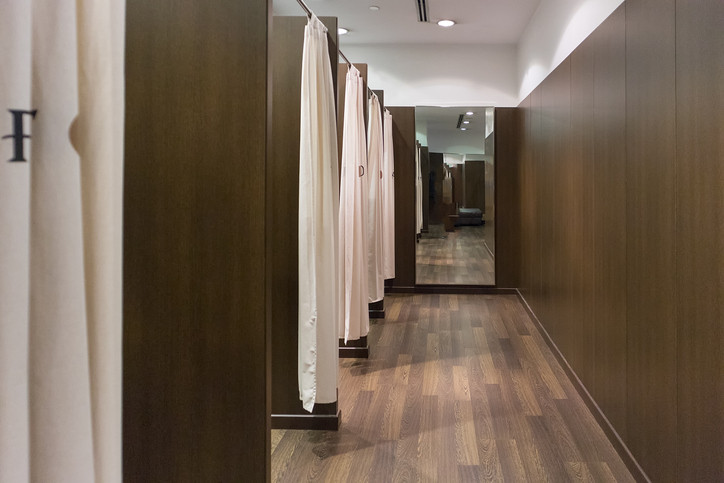 Ce s-ar fi întâmplat de fapt în cazul poliţistului acuzat de comportament obscen la mall. "I-au smuls hainele"