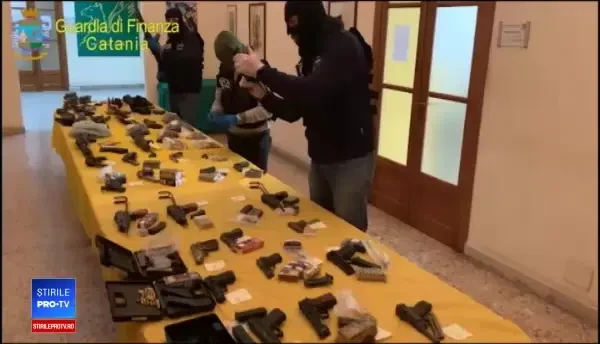 Arsenal de război găsit pe o plajă din Italia, îngropat în nisip.