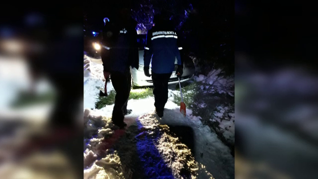 Salvamontiștii au intervenit pentru patru tineri care au rămas cu mașina blocată în zăpadă