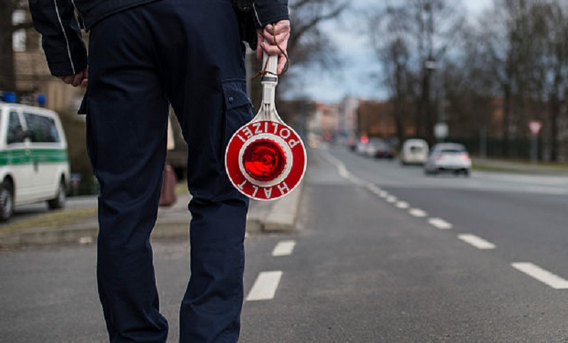 Poliţist rămas fără o bucată de deget după ce a fost muşcat de un individ