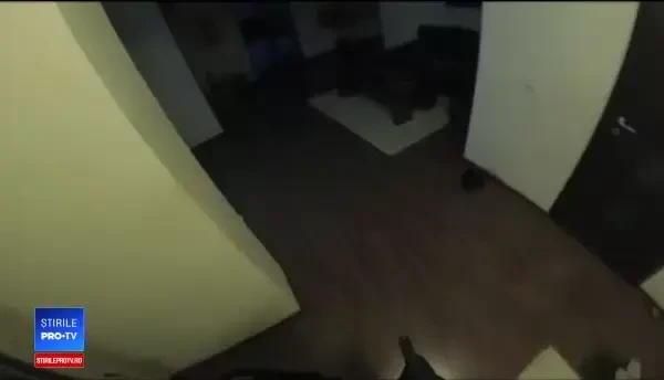 Imagini de la percheziția cu scandal din Brașov. „Poliția, culcat!/ Nu că am copiii”