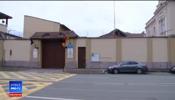 Tot mai multe companii din România angajează deținuți. Cu câți bani rămân aceștia