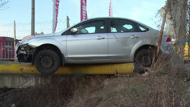 Accident în lanț în Dâmbovița. O mașină a rămas suspendată pe o conductă de gaz