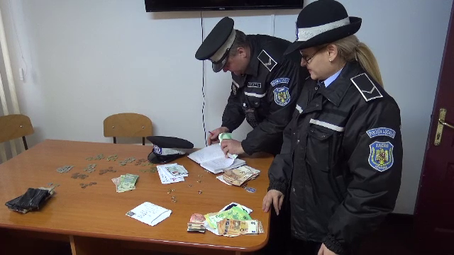 O femeie din Bacău și-a uitat geanta plină cu bani pe o bancă. Suma era uriașă