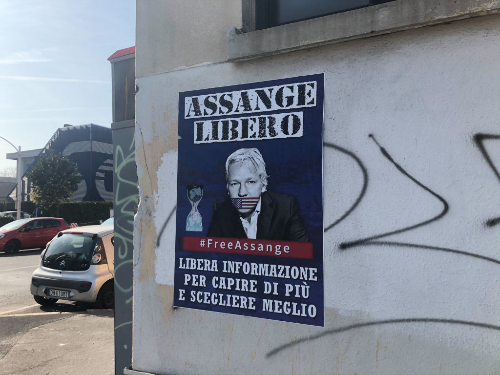 Medici şi jurnalişti denunţă "tortura psihologică" la care este supus Julian Assange