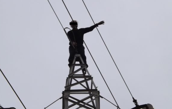 Un bărbat din Iași a amenințat că se sinucide, urcându-se pe un stâlp de electricitate