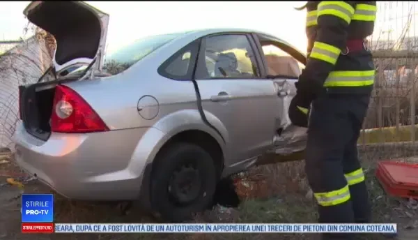 Accident în lanț în Dâmbovița. O mașină a rămas suspendată pe o conductă de gaz
