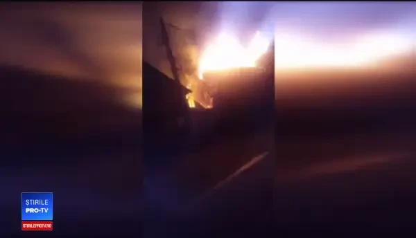 O mamă cu 4 copii au rămas pe drumuri. Casa lor renovată a ars complet