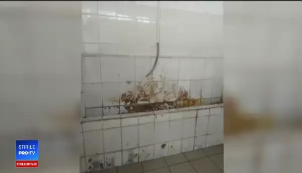 Miros insuportabil, WC-uri infecte și mâncare expirată. Ororile din gările României