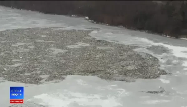 Un lac din județul Alba s-a transformat în groapă de gunoi. Apa alimentează multe localități