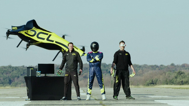 Noutăți pentru iubitorii de sporturi extreme. Prima dronă cu echipaj uman pentru acrobații