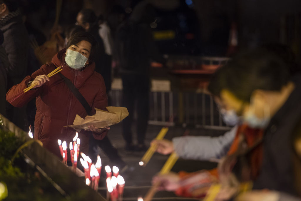 Familie răpusă de coronavirus. Mama, tatăl, fratele și sora erau în carantină într-un apartament