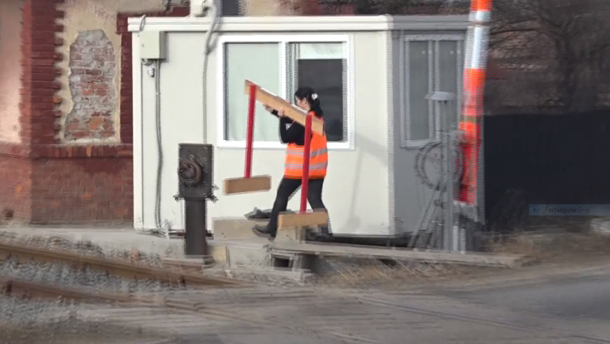 VIDEO. Scene virale la o cale ferată din Hunedoara. Cum a fost surprinsă o angajată CFR