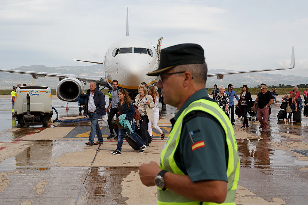 Români blocaţi pe aeroportul din Valencia. MAE: Vor fi aduşi în ţară cu o altă aeronavă