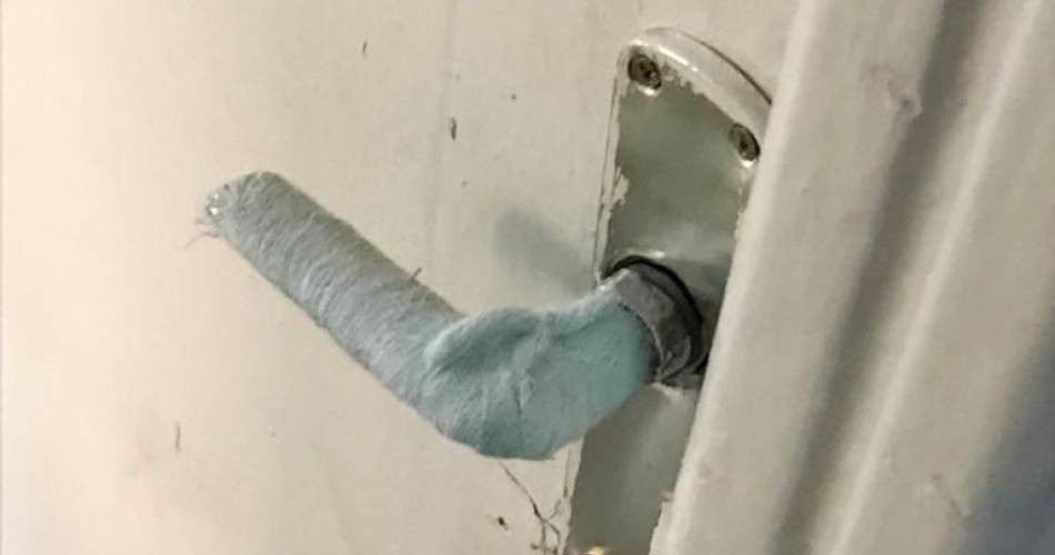 Angajații Primăriei Balș au pus tifon cu spirt pe clanțe, împotriva gripei