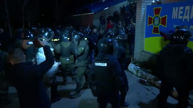 Violențe în Ucraina de teama coronavirusului. Oamenii au blocat un drum și au aruncat cu pietre