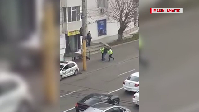 VIDEO. Ce a pățit un tânăr din Constanța care a traversat prin loc nepermis