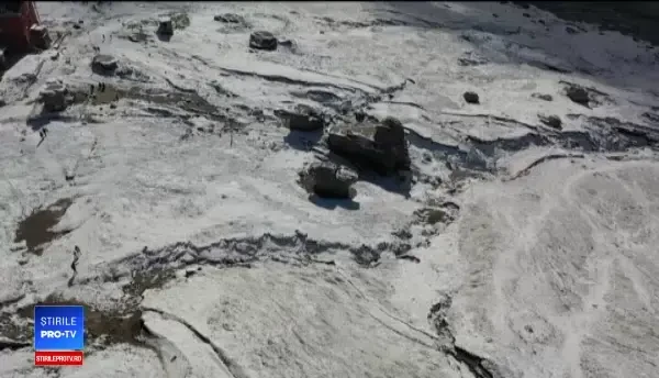 Clădirea în paragină a Ministerului Mediului care zace pe Platoul Bucegi. Construcția a început în 2007