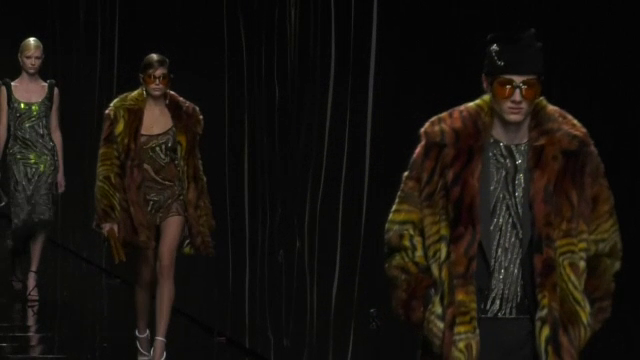 Ținutele cu care Versace a atras toate privirile la Săptămâna Modei de la Milano