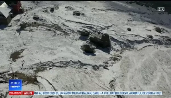 Clădirea în paragină a Ministerului Mediului care zace pe Platoul Bucegi. Construcția a început în 2007