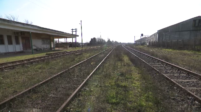 Depozitele ilegale de gunoi de pe Argeș se văd din satelit. Satul cu două gări și niciun tren