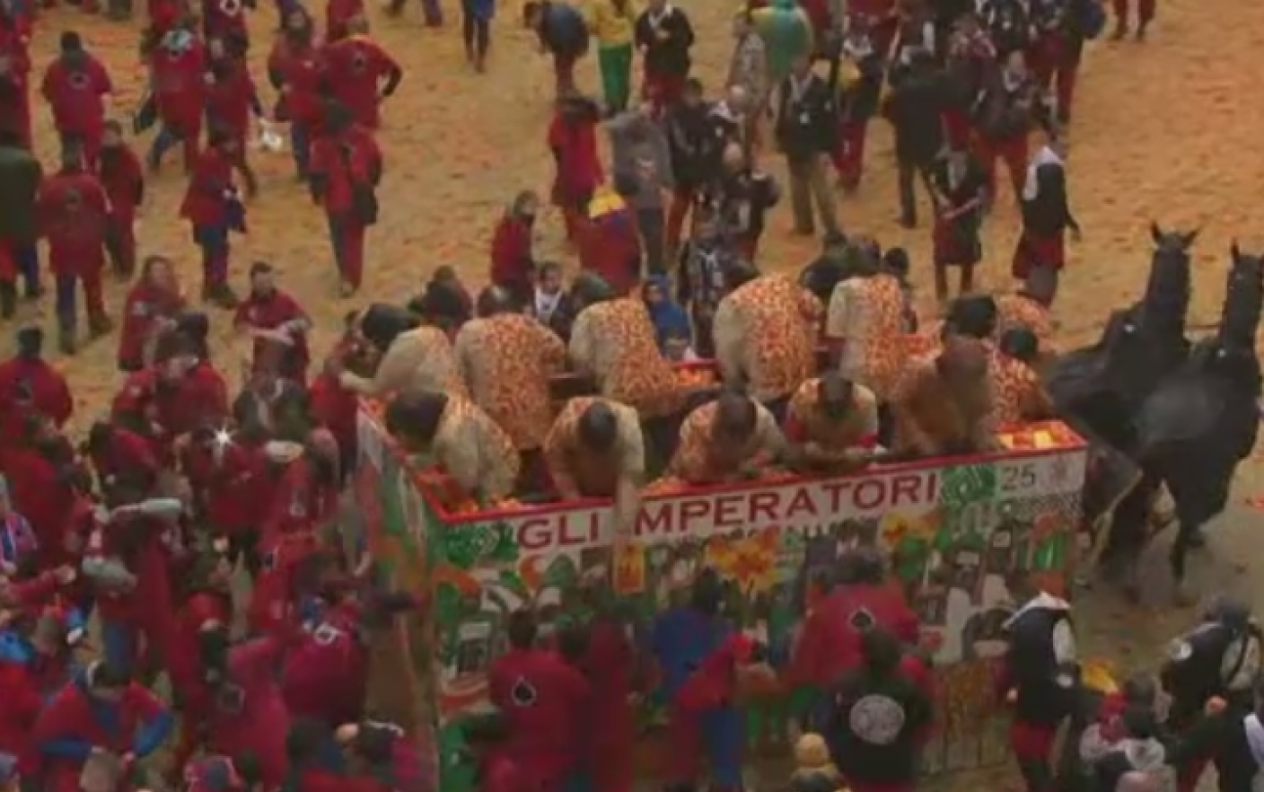 Imagini de la bătălia cu portocale, tradiție într-un oraș italian