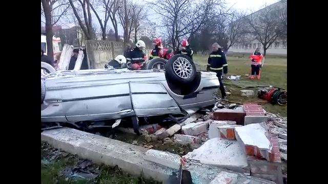 Accident cumplit în Bârlad. Doi tineri au murit după ce mașina lor a retezat un copac