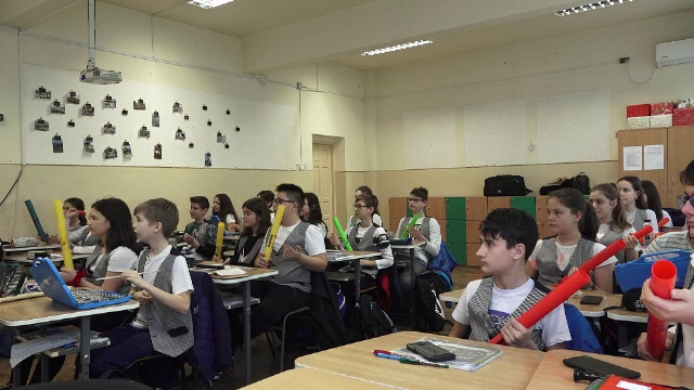 Profesorii care ies din rutina programei școlare învechite. Elevii iubesc noile metode