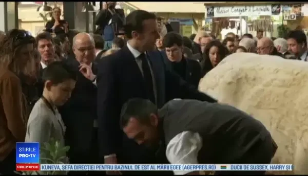 Discuție aprinsă între Macron și o femeie la un târg agricol. „Sunt prea ocupat”