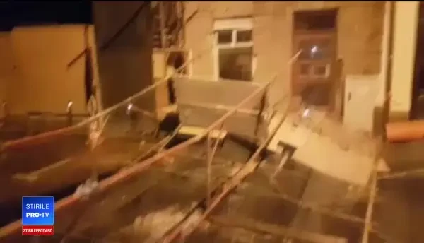 Vântul a făcut prăpăd în Brașov: școli închise, blocuri și mașini devastate