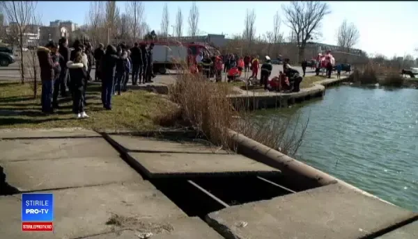 O mașină în care se aflau un bătrân și nepotul lui a căzut în lac, la Mamaia
