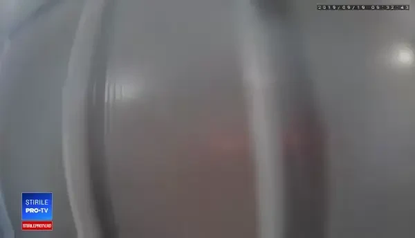 Momentul în care o fetiță de 6 ani e încătușată de polițiști, la școală. Ce făcuse copilul