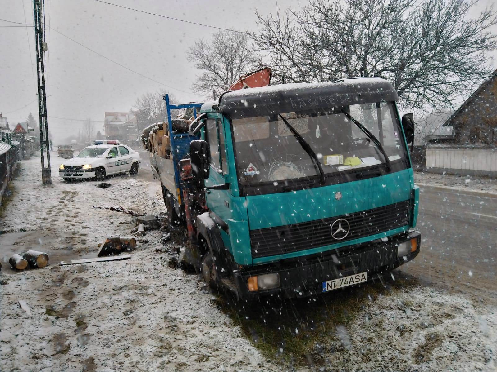 O autoutilitară a intrat în 3 minori, în Neamț. Un băiat de 16 ani a murit